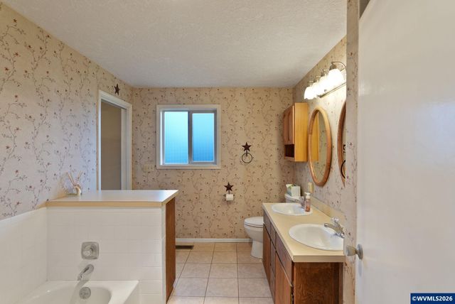 1060 Silver Falls Dr NE, Silverton, OR 97381