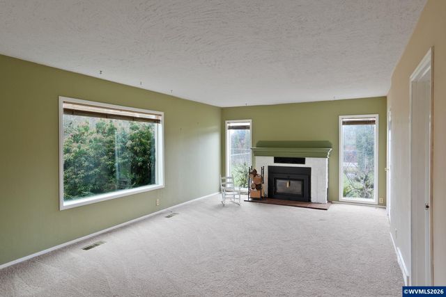 1060 Silver Falls Dr NE, Silverton, OR 97381