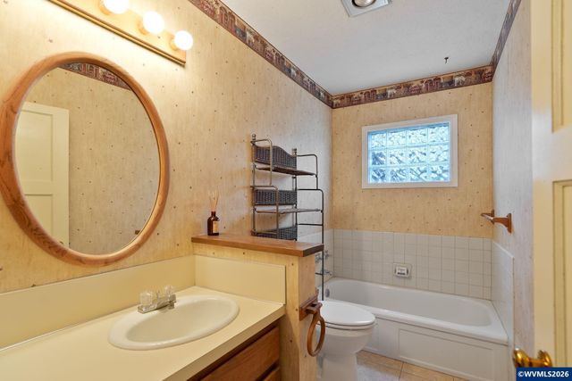 1060 Silver Falls Dr NE, Silverton, OR 97381