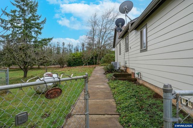 1060 Silver Falls Dr NE, Silverton, OR 97381