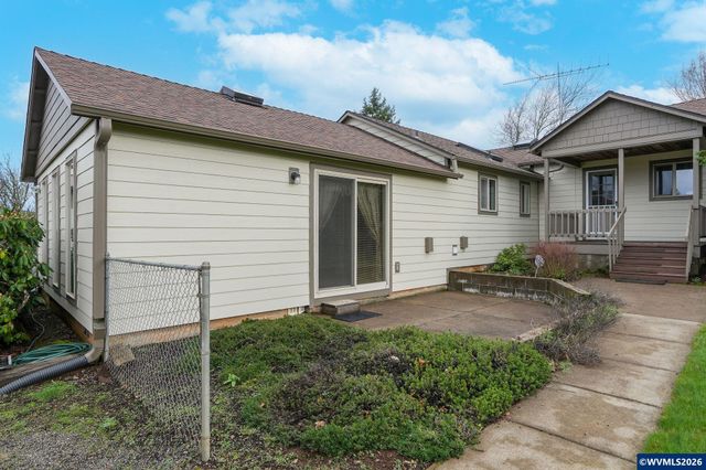 1060 Silver Falls Dr NE, Silverton, OR 97381