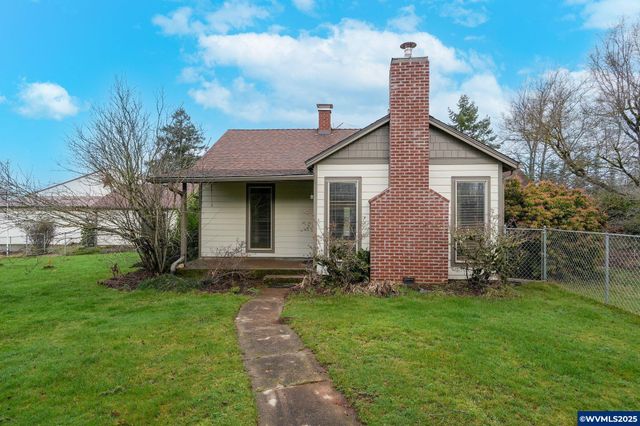 1060 Silver Falls Dr NE, Silverton, OR 97381