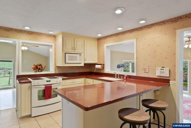 1060 Silver Falls Dr NE, Silverton, OR 97381