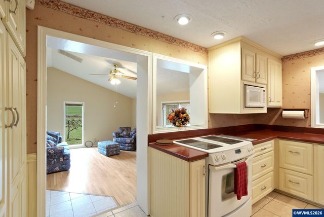 1060 Silver Falls Dr NE, Silverton, OR 97381