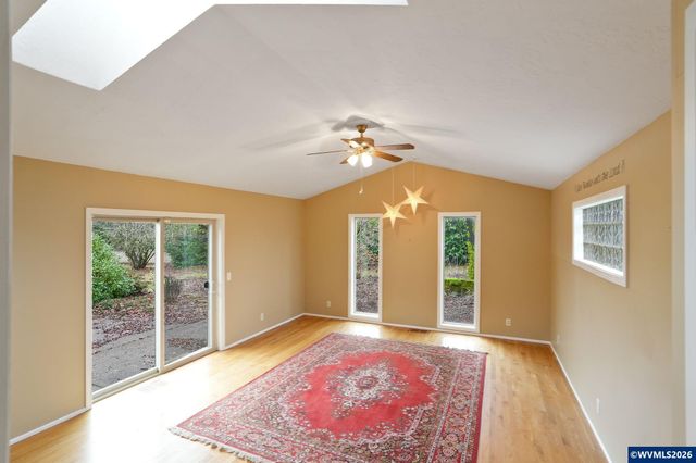 1060 Silver Falls Dr NE, Silverton, OR 97381