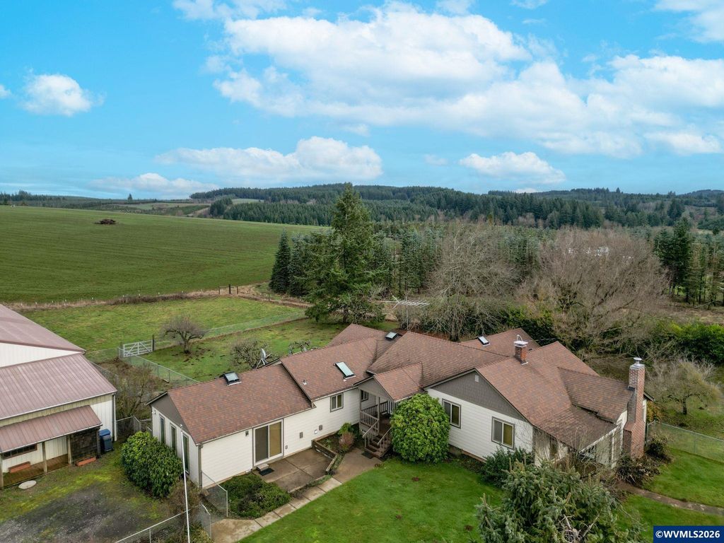 1060 Silver Falls Dr NE, Silverton, OR 97381