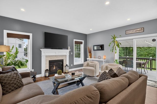 20 Kelly Ln, Brockton, MA 02301