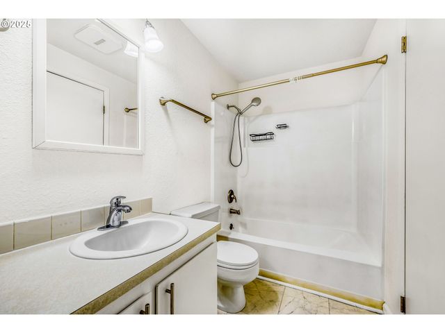 8196 Sw SHENANDOAH Way, Tualatin, OR 97062