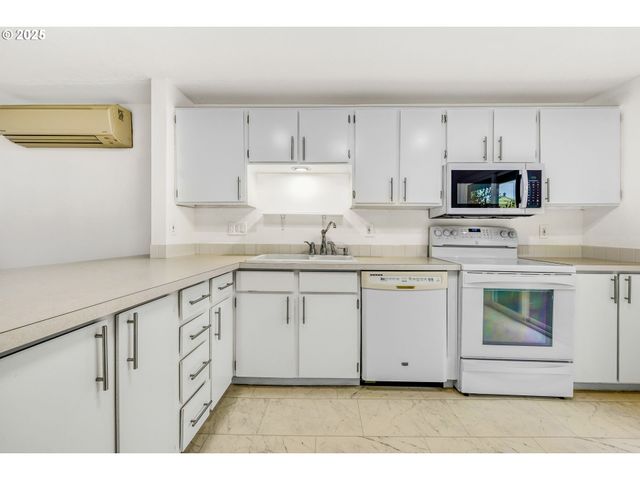 8196 Sw SHENANDOAH Way, Tualatin, OR 97062