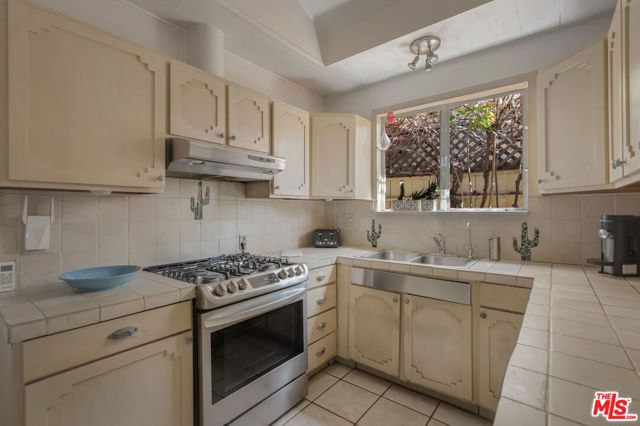 6033 Fulcher Avenue, Los Angeles, CA 91606
