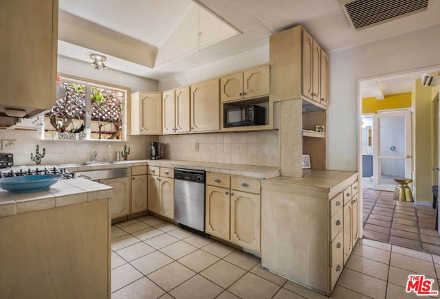 6033 Fulcher Avenue, Los Angeles, CA 91606