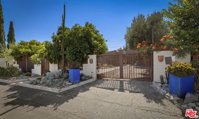 6033 Fulcher Avenue, Los Angeles, CA 91606