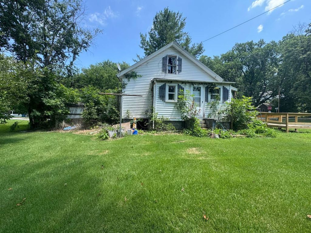 Image 1 of property listing at 331 E Ellis Street, Centralia, IL 62801