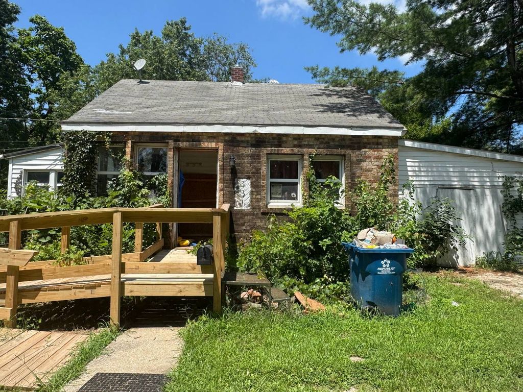 Image 2 of property listing at 331 E Ellis Street, Centralia, IL 62801