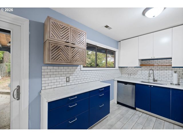 12445 Ne HASSALO St, Portland, OR 97230