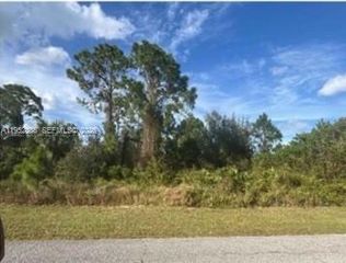 859 Carpenter St E, Lehigh Acres, FL 33974