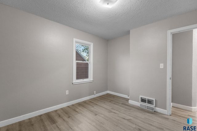 816 S Glendale Ave Avenue, Sioux Falls, SD 57104