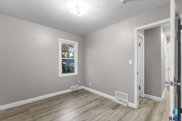 816 S Glendale Ave Avenue, Sioux Falls, SD 57104