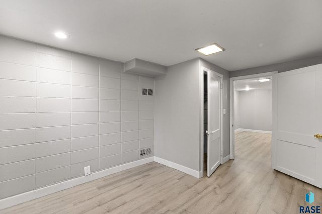 816 S Glendale Ave Avenue, Sioux Falls, SD 57104