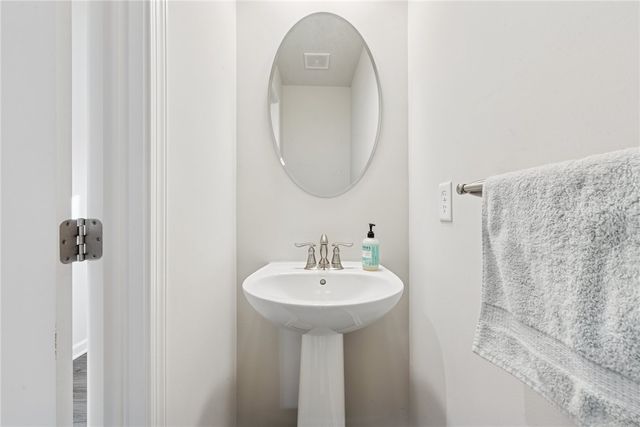 2002 Callaway Dr, Jeannette, PA 15644