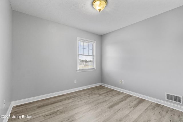 5707 Grandel Blvd, Louisville, KY 40258