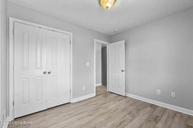 5707 Grandel Blvd, Louisville, KY 40258