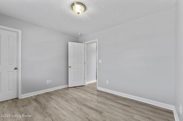 5707 Grandel Blvd, Louisville, KY 40258