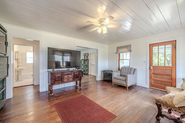 2423 HARDIN CREEK RD, Clifton, TN 38425