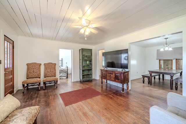 2423 HARDIN CREEK RD, Clifton, TN 38425