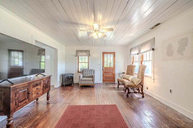 2423 HARDIN CREEK RD, Clifton, TN 38425