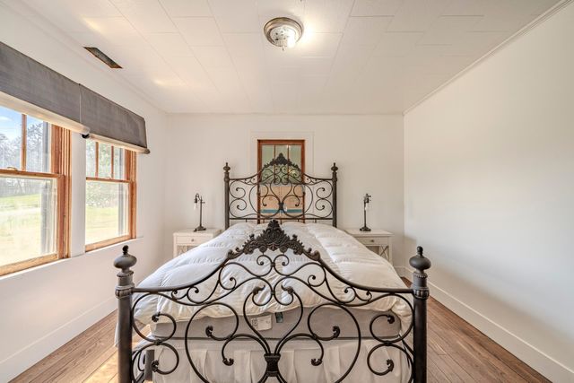 2423 HARDIN CREEK RD, Clifton, TN 38425