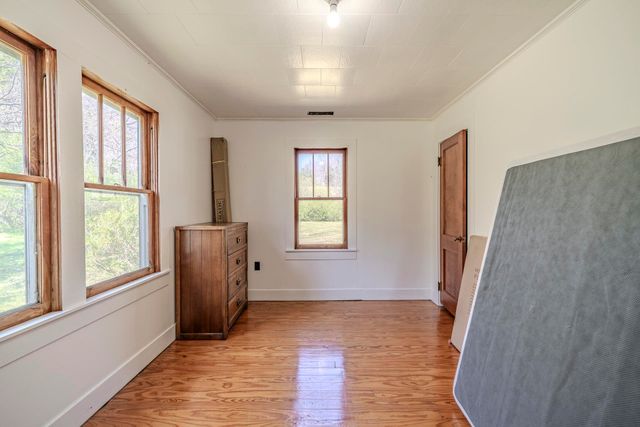 2423 HARDIN CREEK RD, Clifton, TN 38425