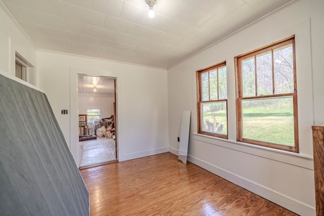 2423 HARDIN CREEK RD, Clifton, TN 38425