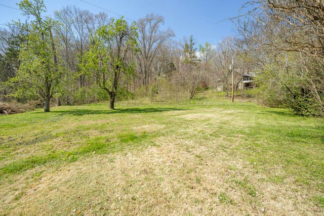 2423 HARDIN CREEK RD, Clifton, TN 38425