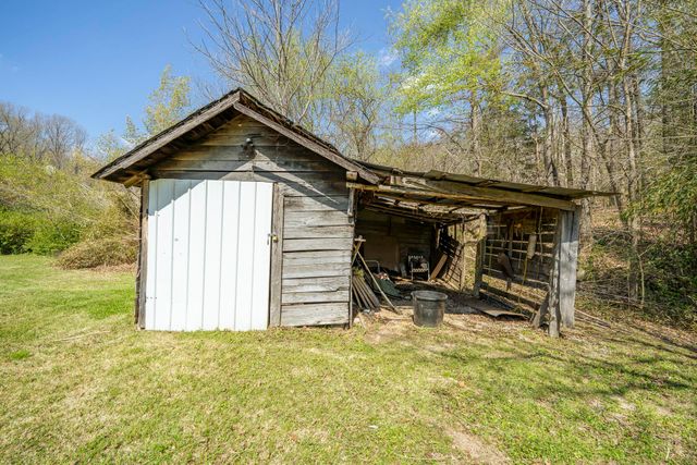 2423 HARDIN CREEK RD, Clifton, TN 38425