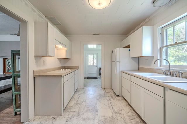 2423 HARDIN CREEK RD, Clifton, TN 38425