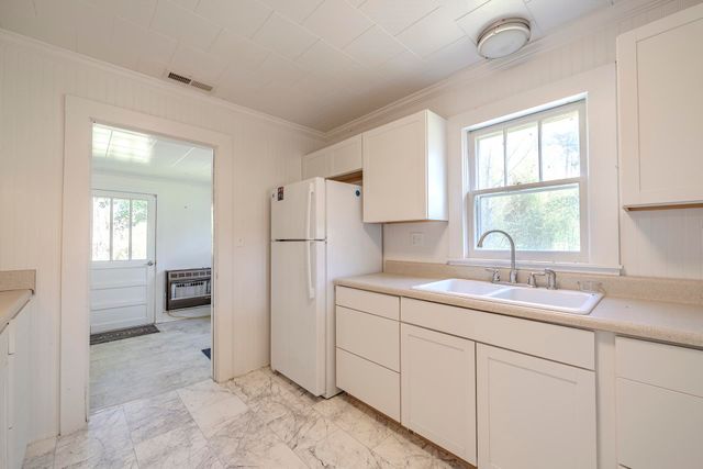 2423 HARDIN CREEK RD, Clifton, TN 38425