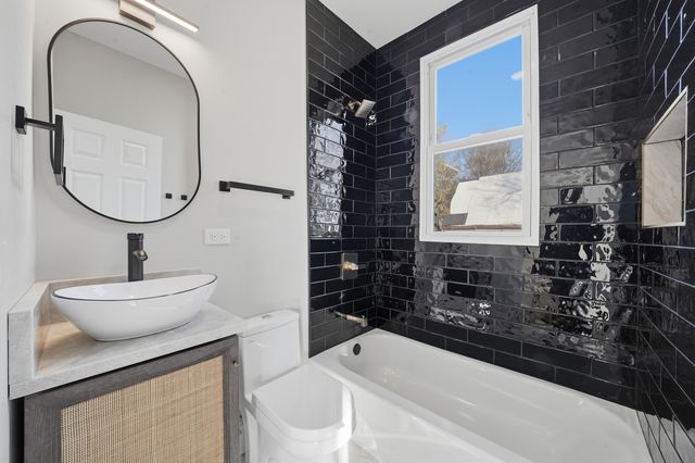 7256 S May Street, Chicago, IL 60621