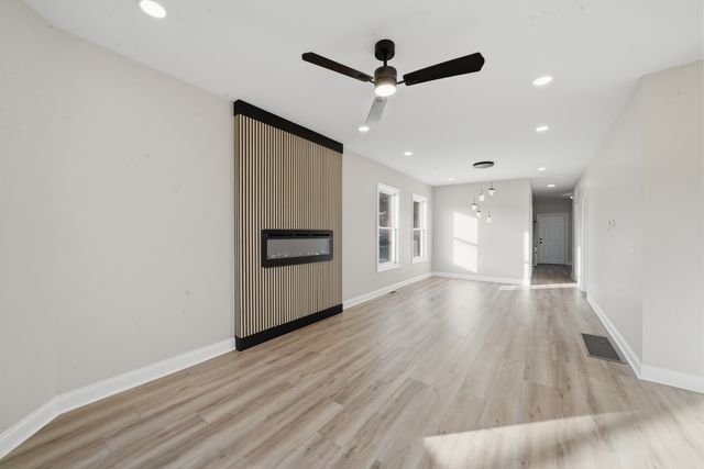 7256 S May Street, Chicago, IL 60621