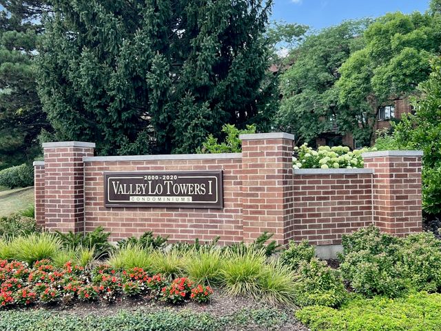 2000 Chestnut Avenue 308, Glenview, IL 60025