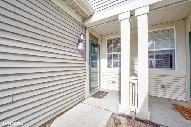 634 W Jonathan Drive 2, Round Lake, IL 60073