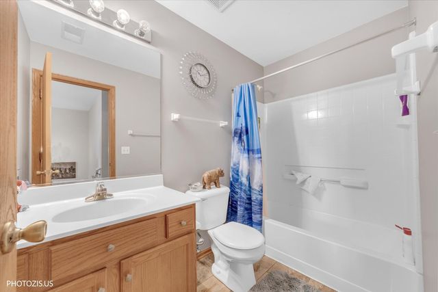 634 W Jonathan Drive 2, Round Lake, IL 60073