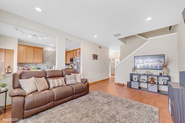 634 W Jonathan Drive 2, Round Lake, IL 60073