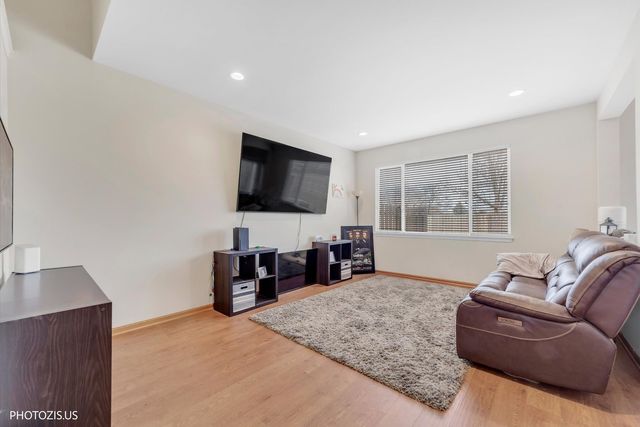 634 W Jonathan Drive 2, Round Lake, IL 60073