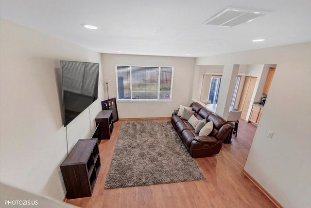 634 W Jonathan Drive 2, Round Lake, IL 60073