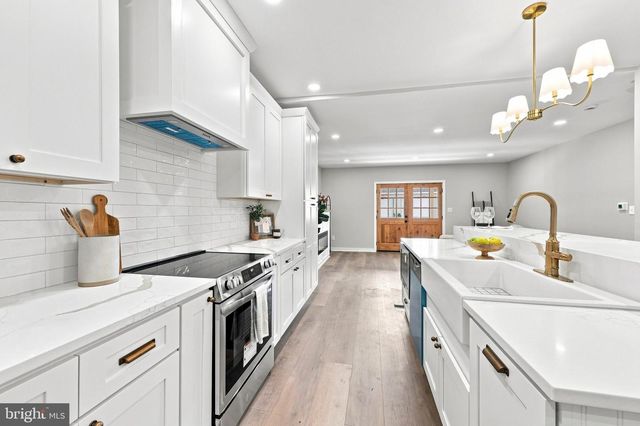 1095 WASHINGTON AVE, Newtown, PA 18940