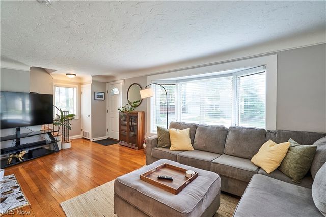 5215 Mayview Road, Lyndhurst, OH 44124