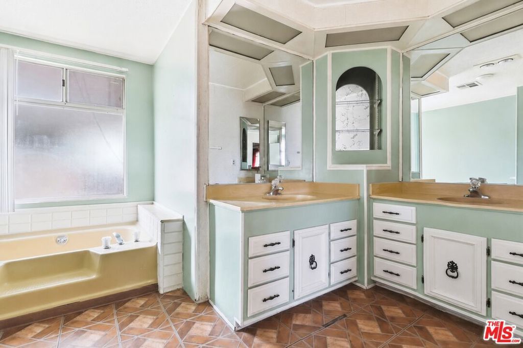Image 20 of property listing at 2601 E Victoria Street 99, Compton, CA 90220