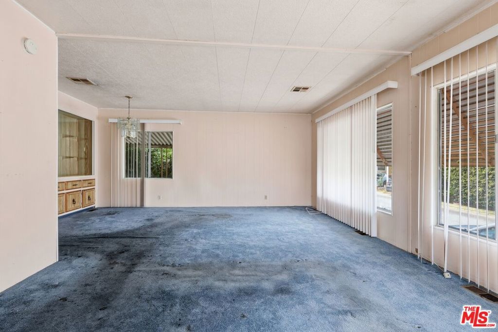 Image 5 of property listing at 2601 E Victoria Street 99, Compton, CA 90220