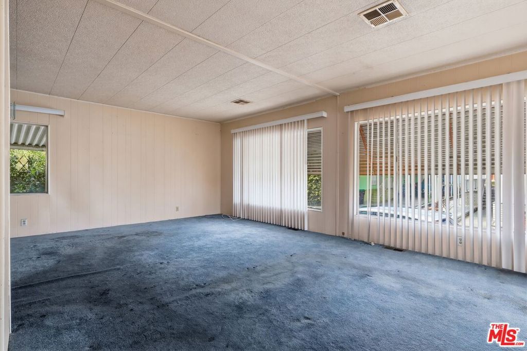 Image 6 of property listing at 2601 E Victoria Street 99, Compton, CA 90220